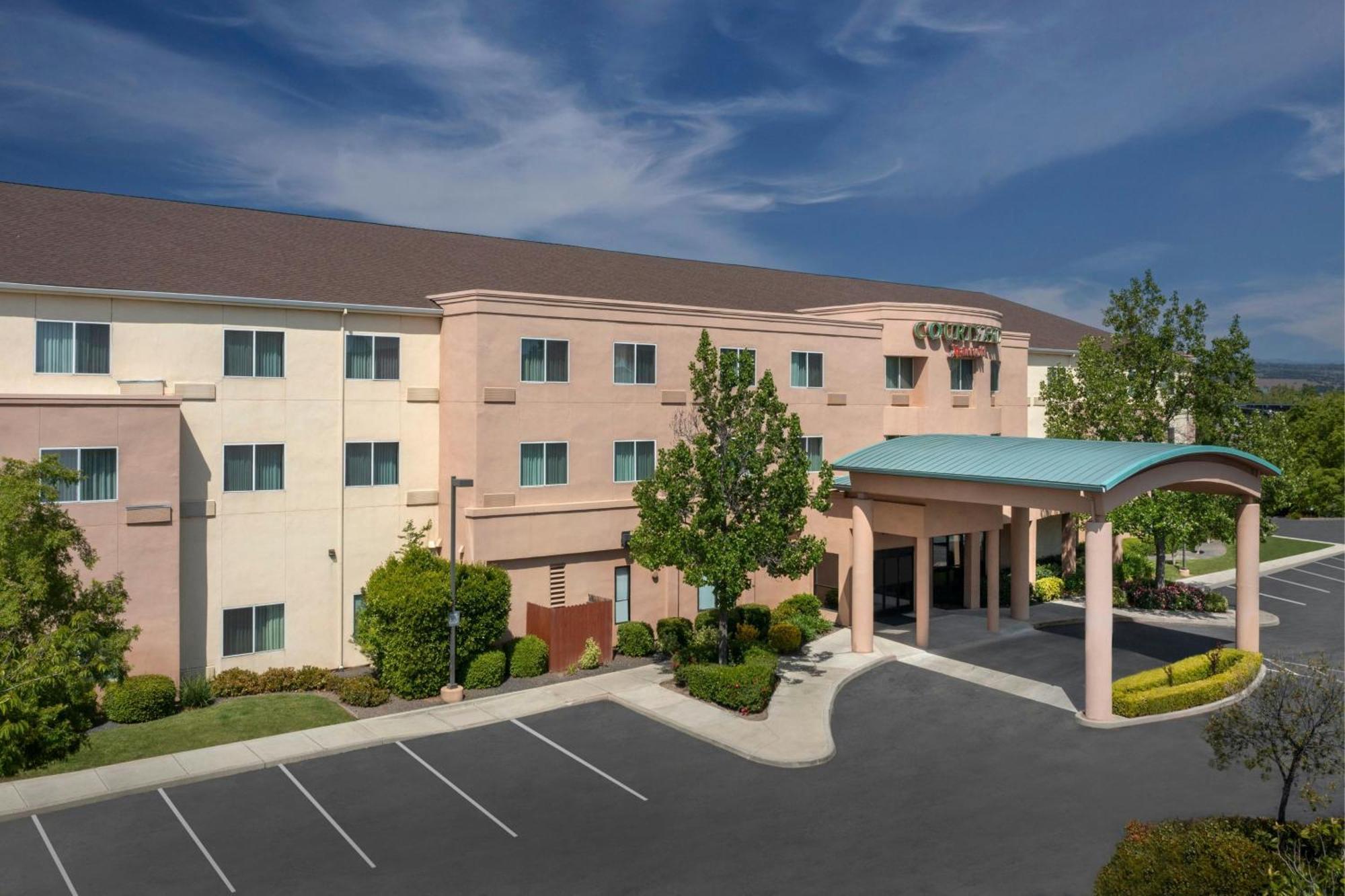 Courtyard Chico Hotel Exterior photo